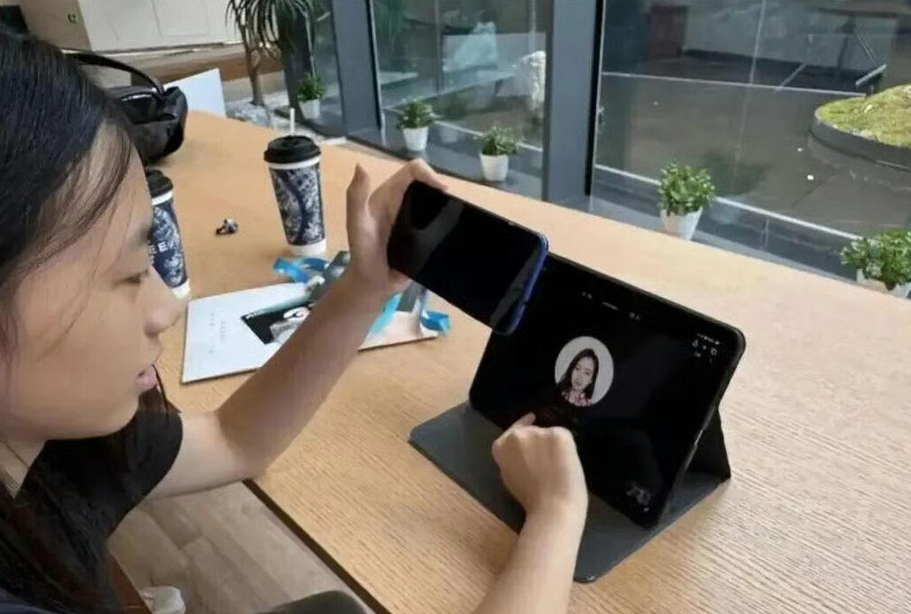 Zhu Shuhan demostrando cómo funciona su aplicación de supervisión de estudio con IA
