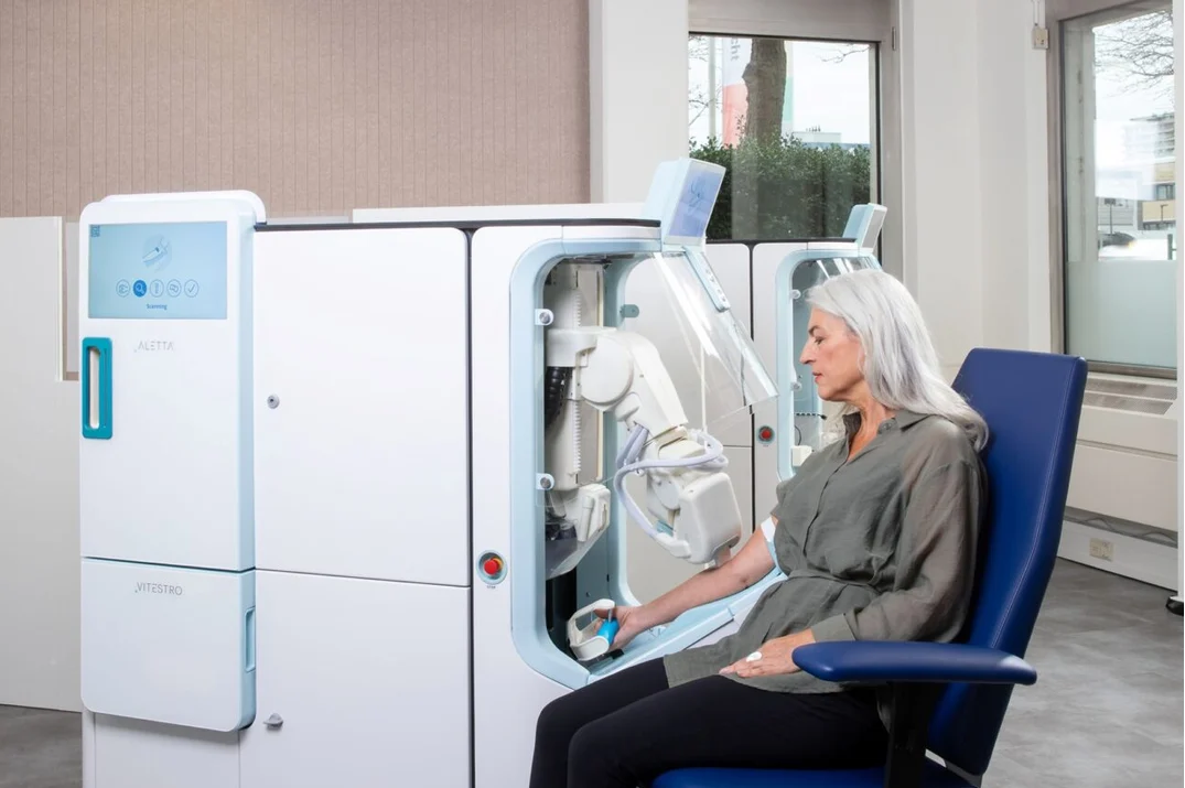 La FDA autoriza Aletta: el primer robot que te saca sangre sin que nadie le sostenga la mano