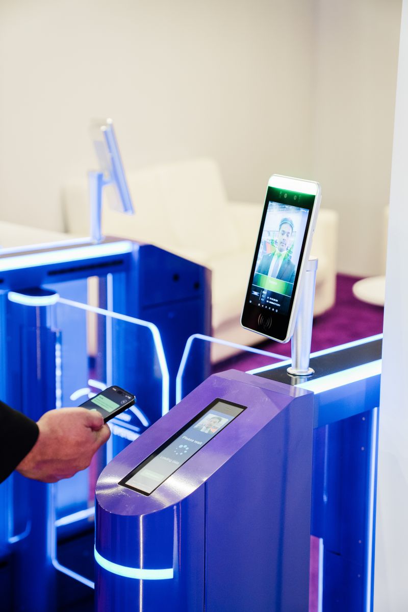 Torniquete de acceso azul con terminal de reconocimiento facial y validación por teléfono móvil