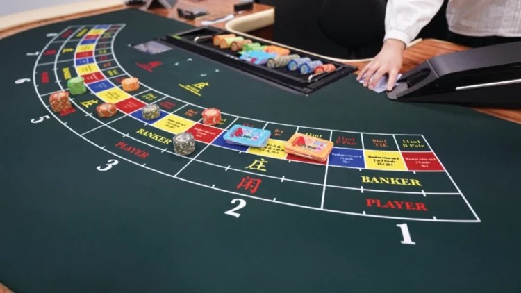 Mesa de bacará con fichas RFID y marcado de posiciones de apuesta