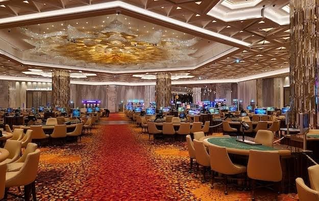 Piso de juego con mesas y máquinas del casino en Jeju