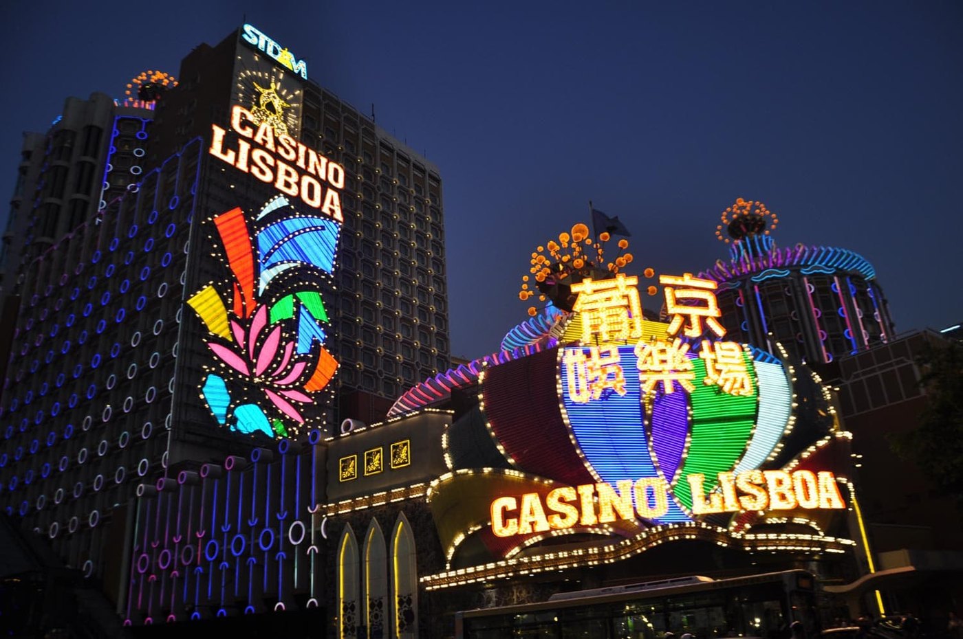 Fachada iluminada del Casino Lisboa en Macao de noche