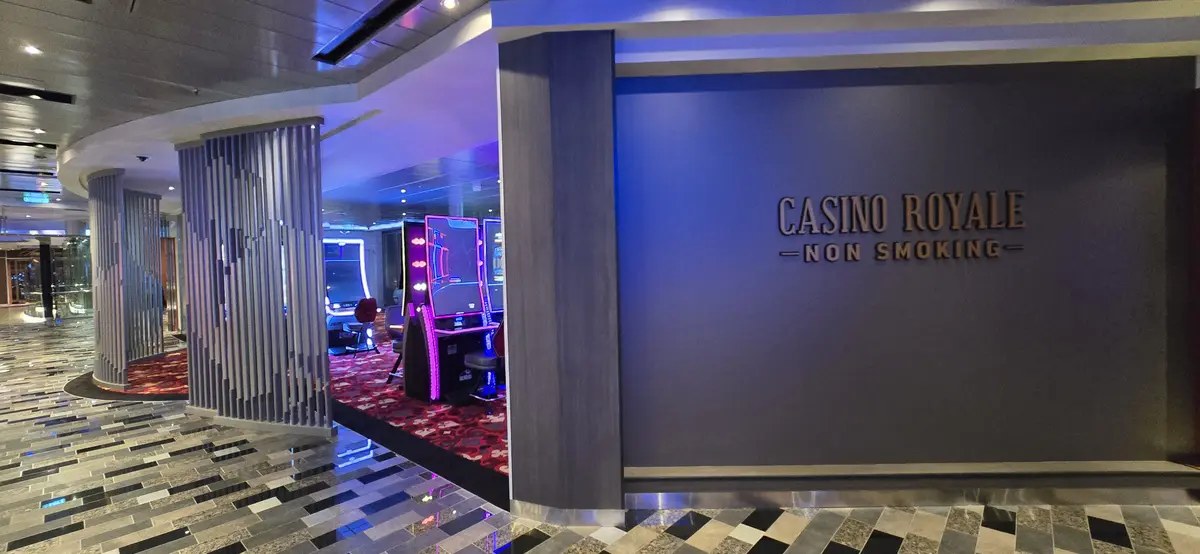 Royal Caribbean derriba salas de espectáculos para agrandar sus casinos sin humo: el Allure of the Seas estrena piso de juego en cubierta 4